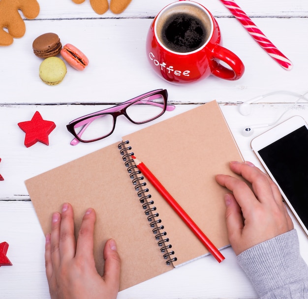 Caderno vazio aberto com um lápis vermelho