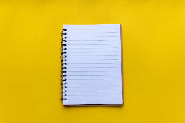 Caderno vazio em amarelo