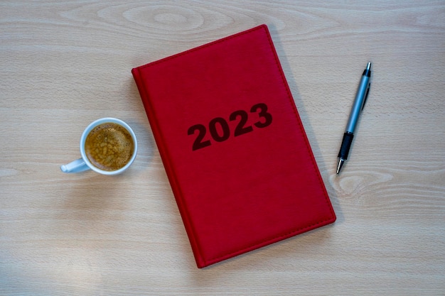 Caderno vermelho em uma mesa 2023