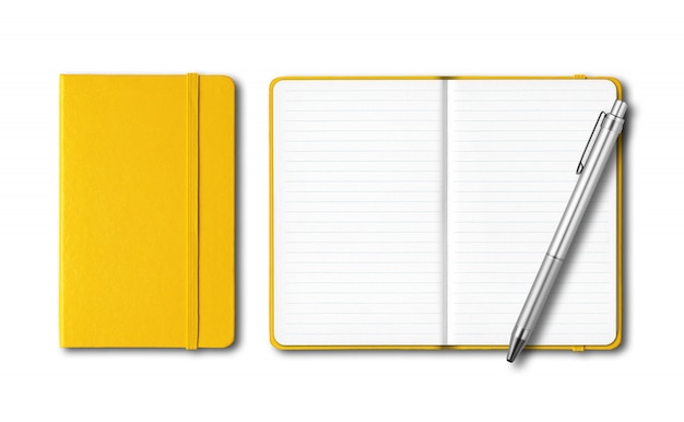 Cadernos fechados e abertos amarelos com uma caneta isolada no branco