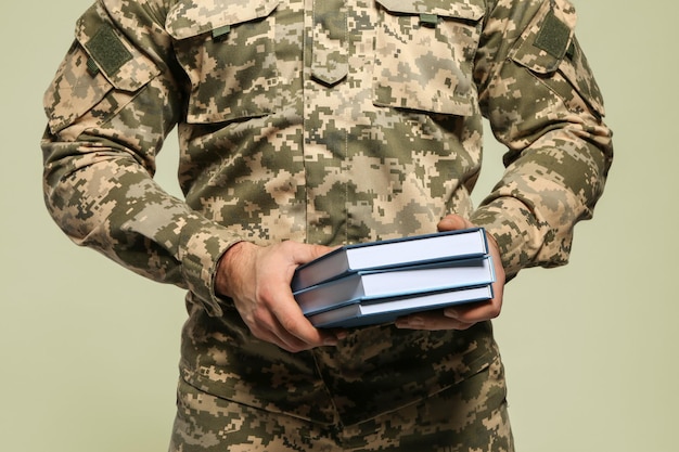 Cadete da escola militar em closeup de fundo cinza
