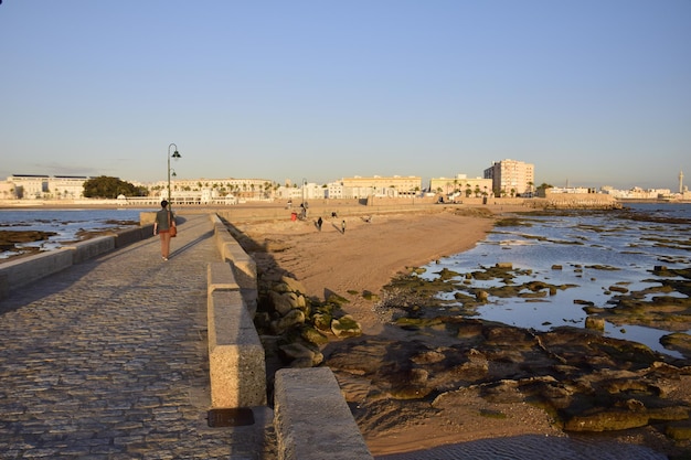 Cádiz España 06 de noviembre de 2019 La Caleta con el Castillo de San Sebastián La isla de La Caleta al fondo Vista desde el Paseo Fernando Quinones