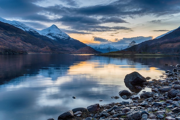 Cae la noche sobre Loch Leven