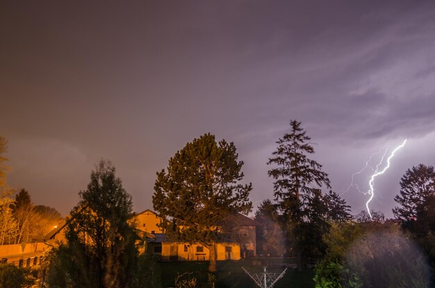 Cae un rayo en la noche