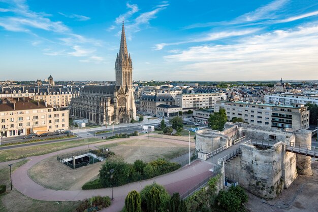 Caen, castillo e iglesia