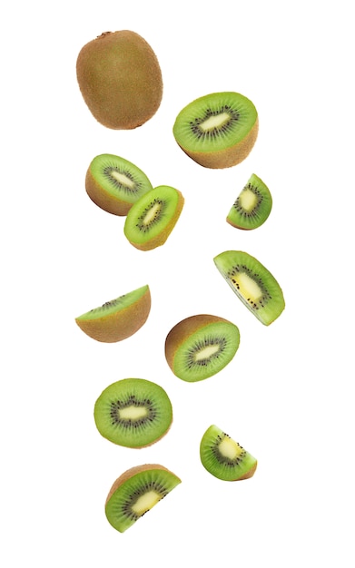 El caer de la fruta de kiwi aislado en blanco con el camino de recortes.