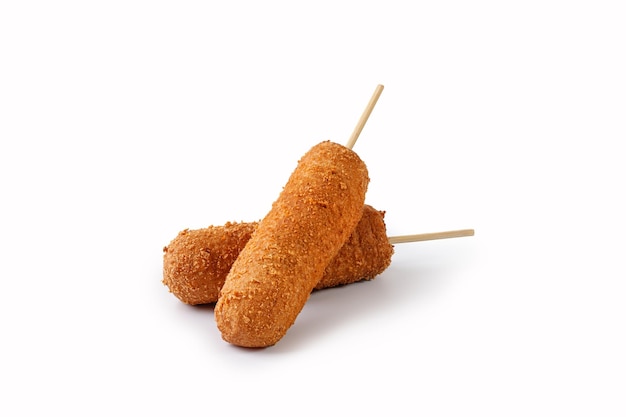 Cães de milho isolados em fundo branco com caminho de recorte Corndog de comida de rua americana tradicional