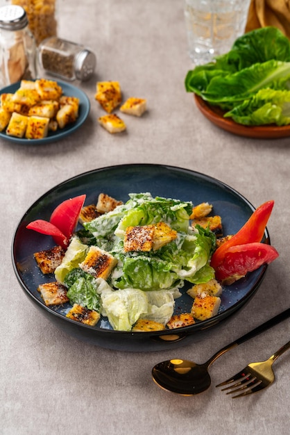 Caesar Salad ist ein grüner Salat aus Römersalat und Croutons mit Senf und Parmesankäse