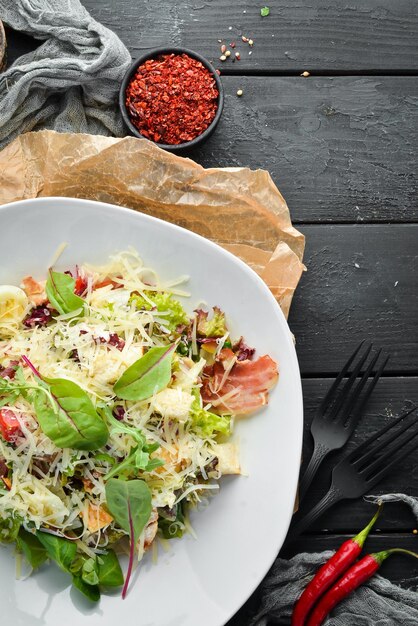 Caesar Salad mit Bacon Essen Draufsicht Freier Platz für Ihren Text