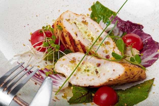 Caesar Salad mit gegrilltem Huhn auf Platte