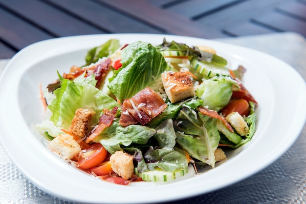 Caesar-Salat auf dem Tisch - gesunde Ernährung Stil