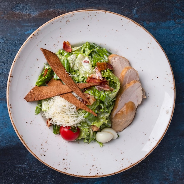 Caesar-Salat auf einem Teller. Ansicht von oben. Nahaufnahme