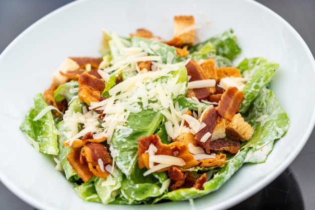 Caesar Salat auf weißem Teller