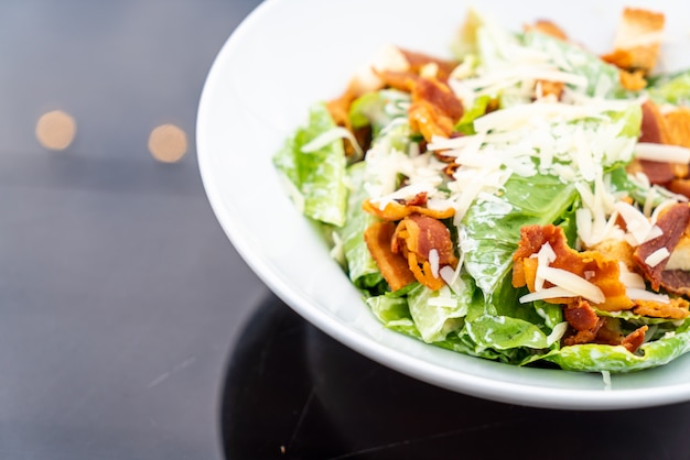 Caesar Salat auf weißem Teller