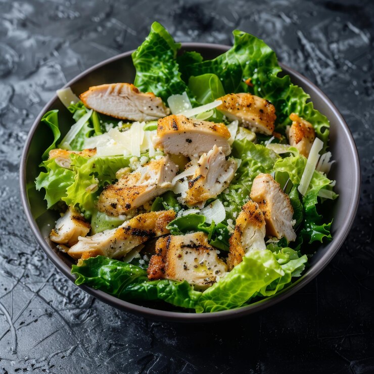 Foto caesar salat grüner salat mit huhn und parmesan-käse caesar salat kopierplatz