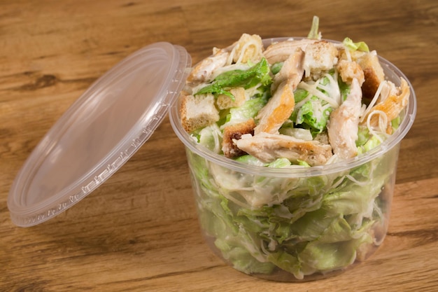 Caesar-Salat in einer Plastikbox zum Mitnehmen