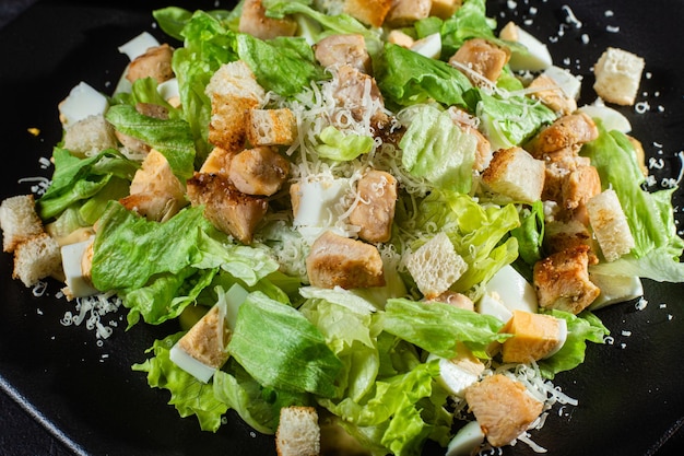 Caesar-Salat in Plattennahaufnahme