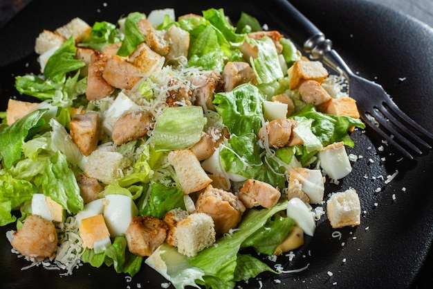 Caesar-Salat in Plattennahaufnahme