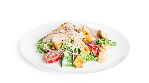 Caesar Salat isoliert auf weiß.