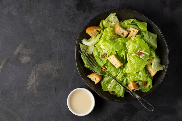 Caesar-Salat mit Croutons und Speck.
