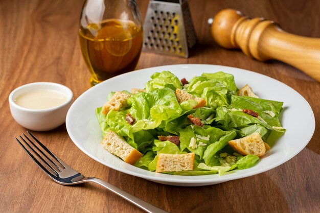 Caesar-Salat mit Croutons und Speck.