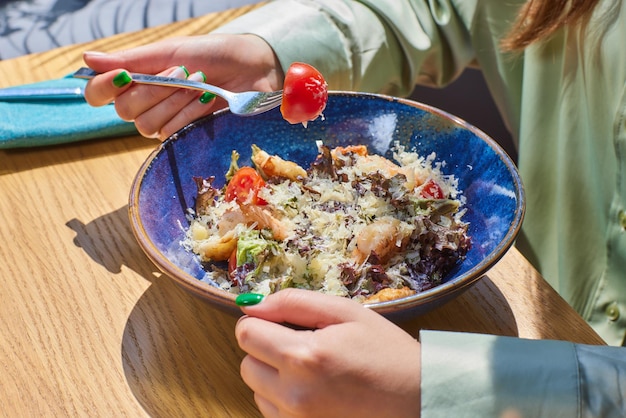 Caesar-Salat mit Croutons, Wachteleiern, Kirschtomaten und gegrilltem Hähnchen