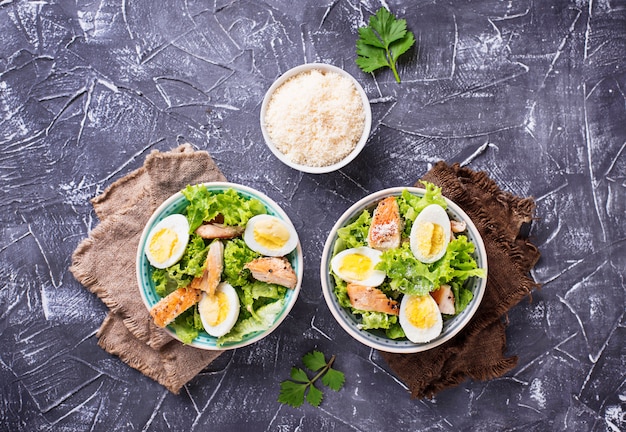 Caesar-Salat mit Eiern, Hühnchen und Parmesan