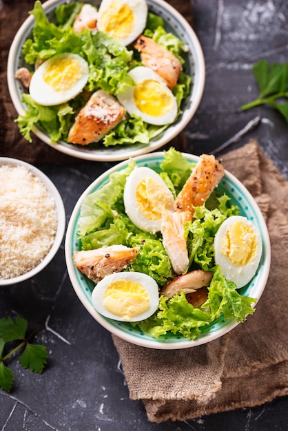 Caesar-Salat mit Eiern, Hühnchen und Parmesan