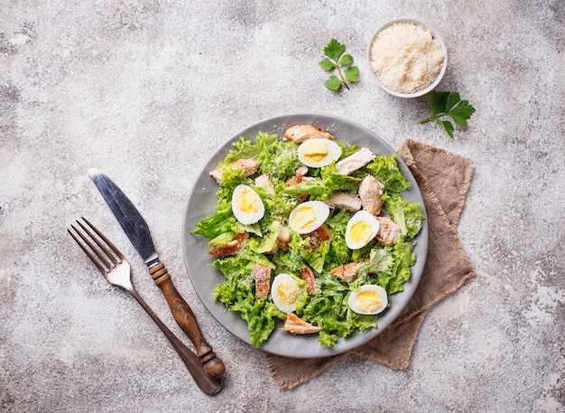 Caesar-Salat mit Eiern, Hühnchen und Parmesan