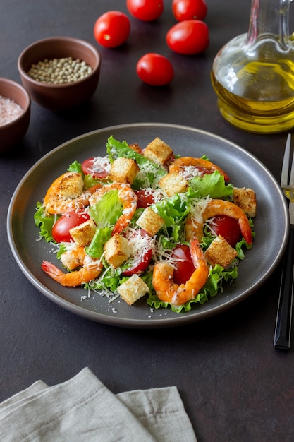 Caesar-Salat mit Garnelen. Gesundes Essen. Diät. Rezepte.
