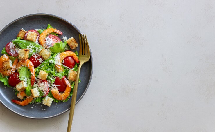 Foto caesar-salat mit garnelen. gesundes essen. diät. rezepte.