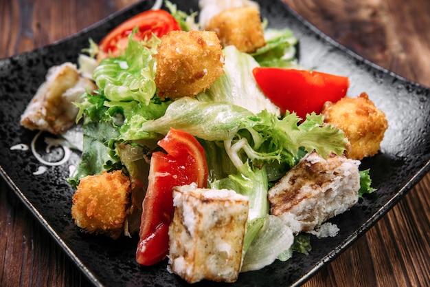 Caesar-Salat mit gebratenem Tofu und frittiertem Käse