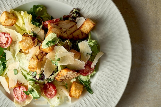 Caesar-Salat mit gegrilltem Hähnchen im Teller Ein selektiver Trick Nahaufnahme Rauschen in der Postproduktion