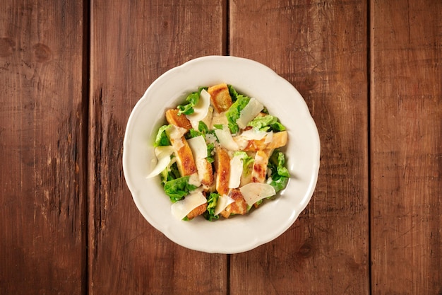 Caesar-Salat mit gegrilltem Hühnchen und Parmesan-Käse