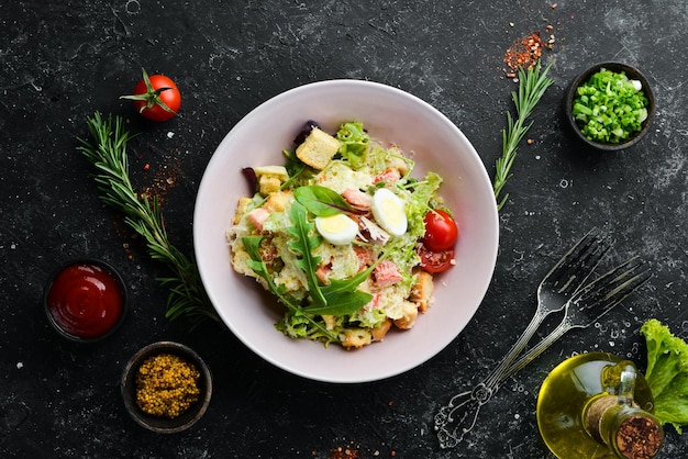 Caesar Salat mit Hähnchen Gemüsesalat Draufsicht Freier Platz für Ihren Text