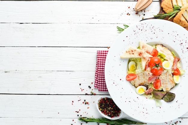 Caesar-Salat mit Hähnchen in einem Teller Gemüsesalat Draufsicht Freier Kopierplatz