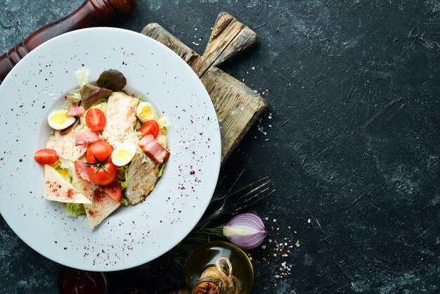 Caesar-Salat mit Hähnchen in einem Teller Gemüsesalat Draufsicht Freier Kopierplatz