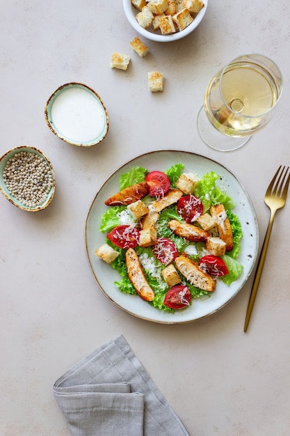 Caesar-Salat mit Hühnchen. Gesundes Essen. Diät. Rezepte.