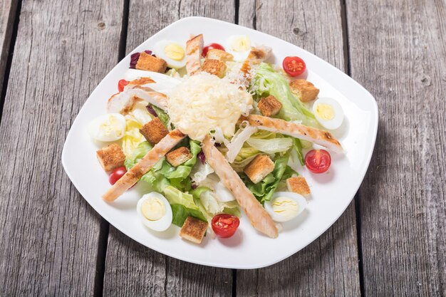 Foto caesar-salat mit hühnereiern, tomaten und croutons