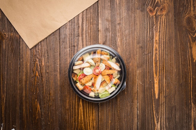 Caesar-Salat mit Hühnerkirschtomaten und Wachteleiern auf einem Teller