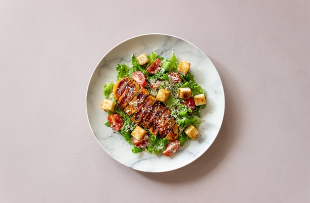 Caesar Salat mit Huhn. Gesundes Essen. Diät. Rezepte von Nationalgerichten.