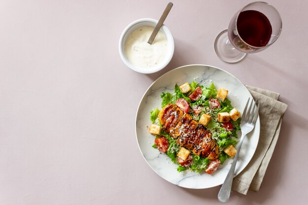 Caesar Salat mit Huhn. Gesundes Essen. Diät. Rezepte von Nationalgerichten.