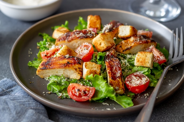 Caesar Salat mit Huhn. Gesundes Essen. Diät. Rezepte von Nationalgerichten.