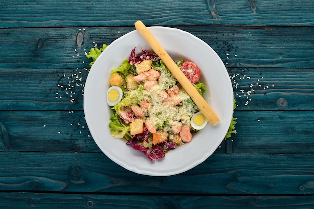 Caesar-Salat mit Lachs Frisches Gemüse Gesundes Essen Draufsicht Auf weißem Holzhintergrund Kopierbereich