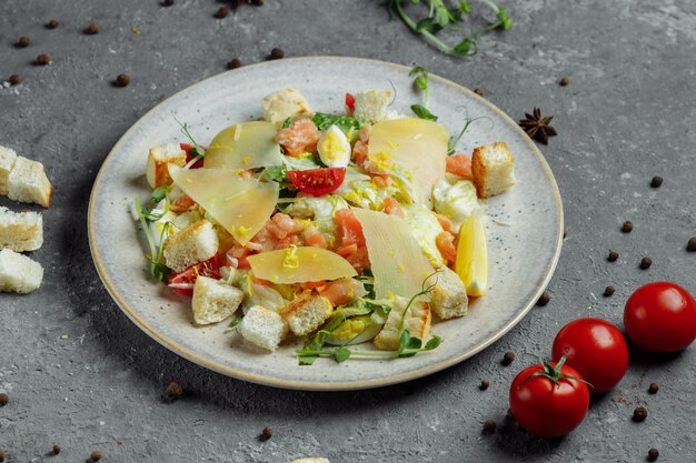 Caesar Salat mit Lachs und frischem Gemüse. Draufsicht.