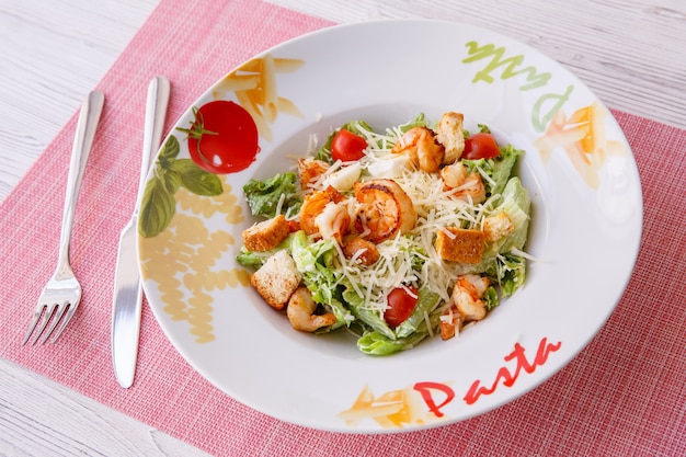 Caesar Salat mit Meeresfrüchten, sagt der Teller Pasta.