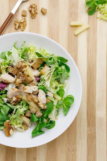 Caesar Salat mit Nüssen und Käse