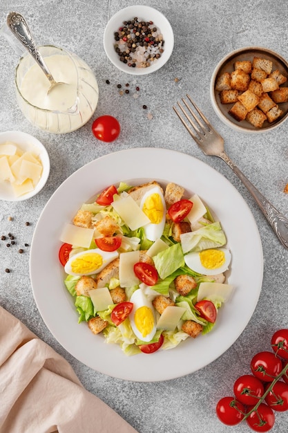 Foto caesar-salat mit salat, gegrillter hühnerbrust, gekochte eier, tomaten, parmesan-käse und croutons