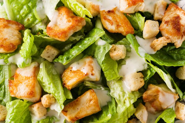 Caesar Salat mit Salat, Huhn und Croutons Hintergrund