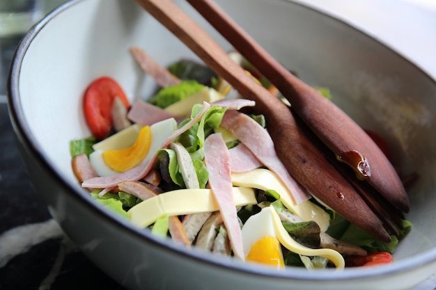 Caesar-Salat mit Schinken und Eiern